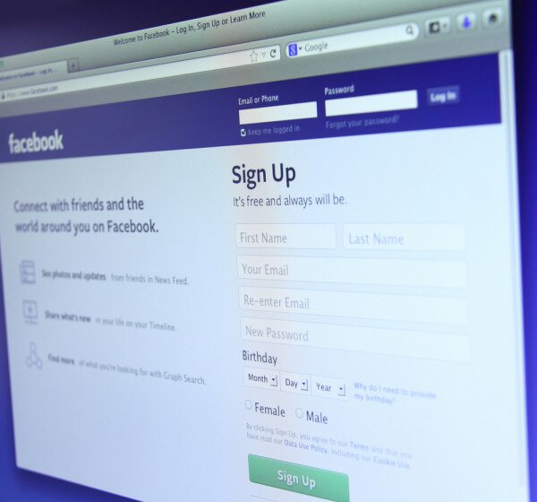 Facebook scraps email service